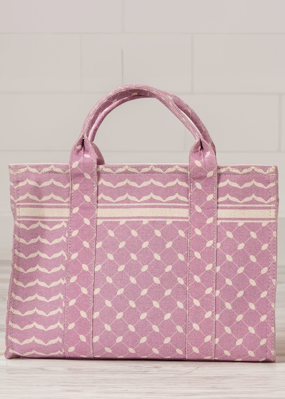 Zip closure of Mauve Keffiyeh Pattern Medium Tote