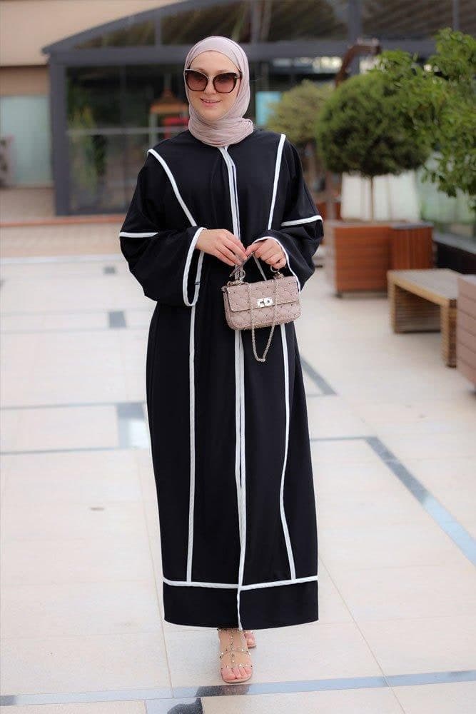 Detailed view of the off-white trims on the Modern Black Abaya from Annah Hariri