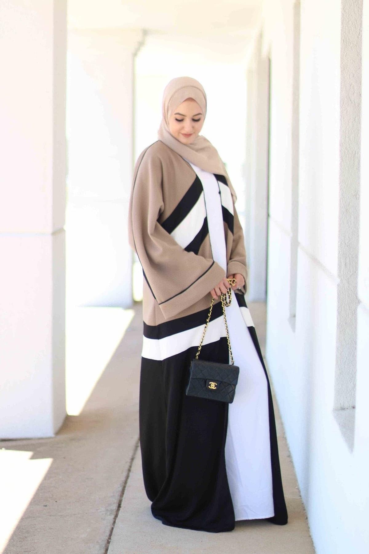 Colourblock Abaya in black, view 3