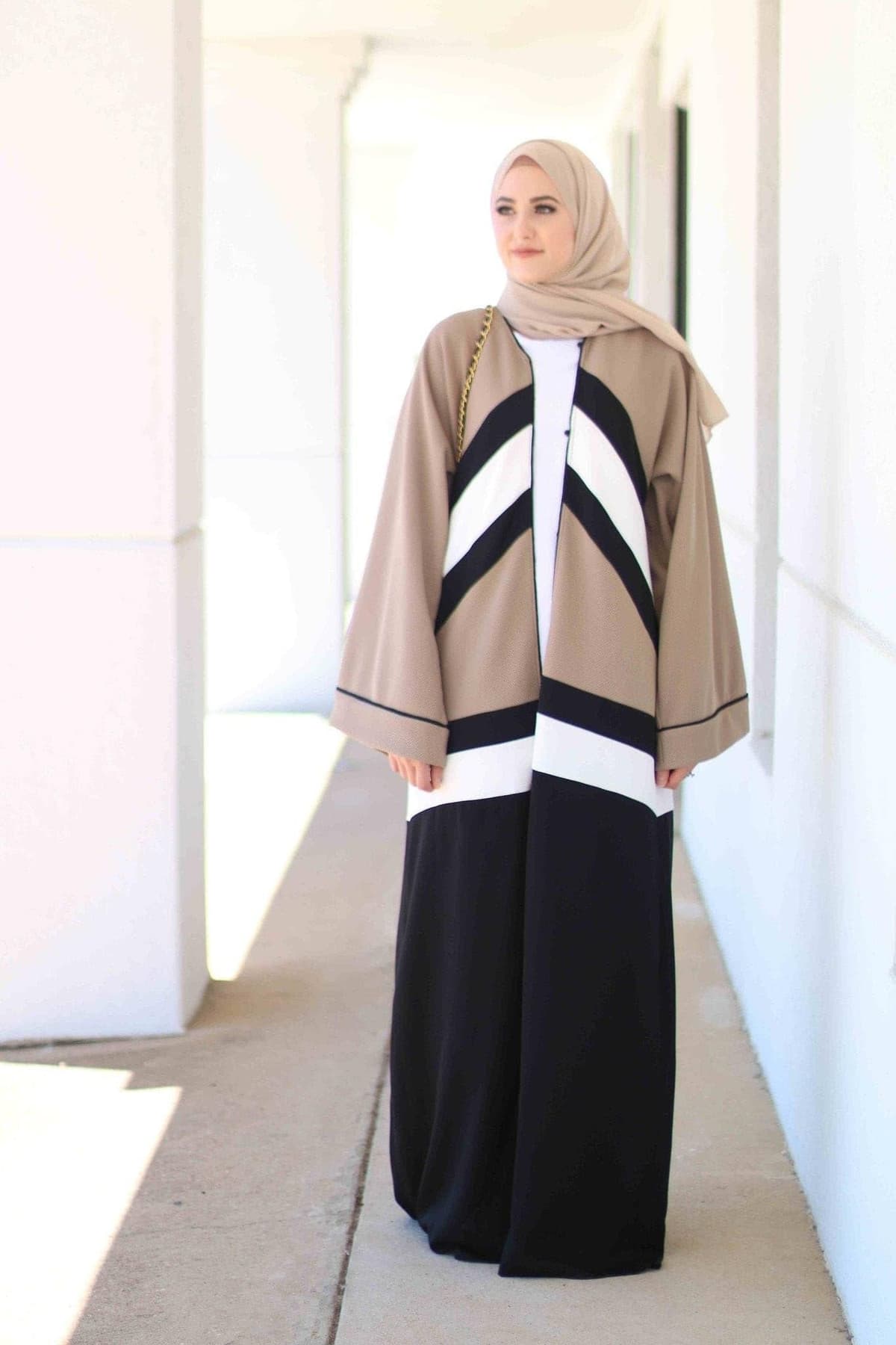 Colourblock Abaya in black, view 4