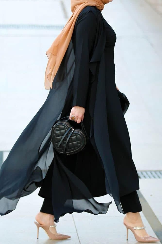Flattering Modest Set in black, view 4