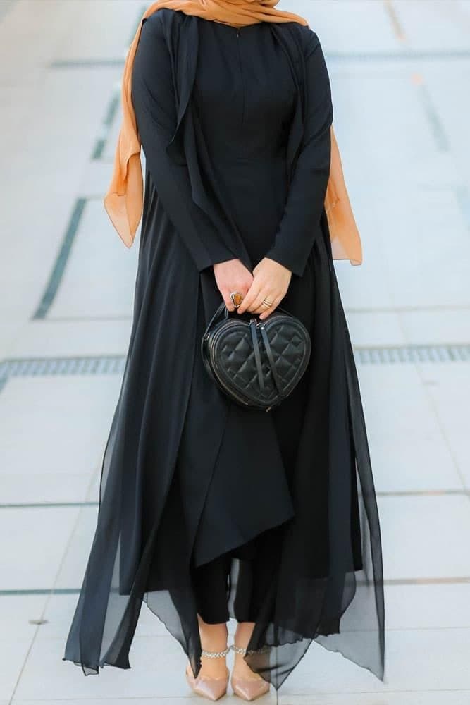 Flattering Modest Set in black, view 3