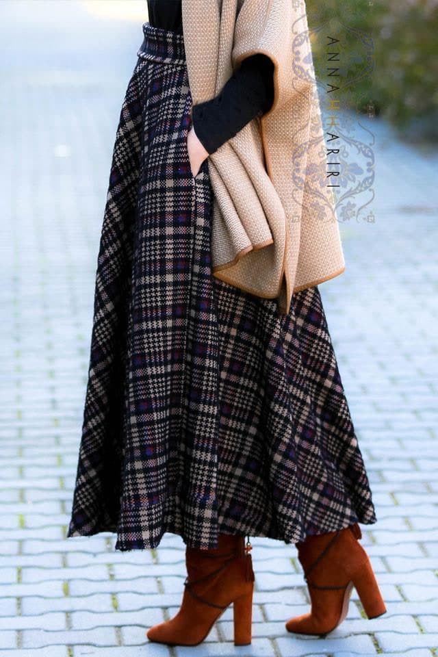 Plaid Skirt in black, view 3