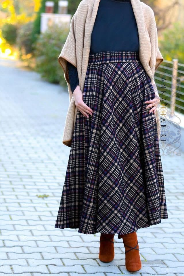Plaid Skirt in black, view 4