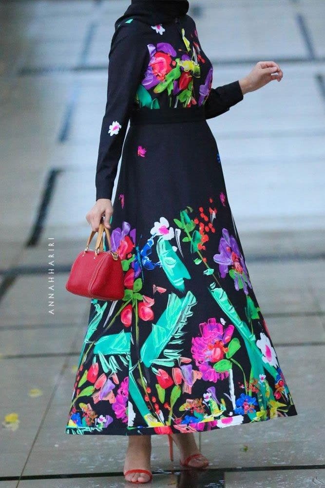 Avantgarde Modest Dress in black, view 4
