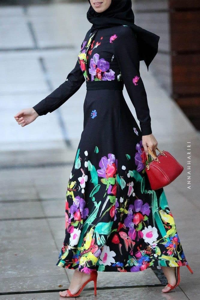 Avantgarde Modest Dress in black, view 5