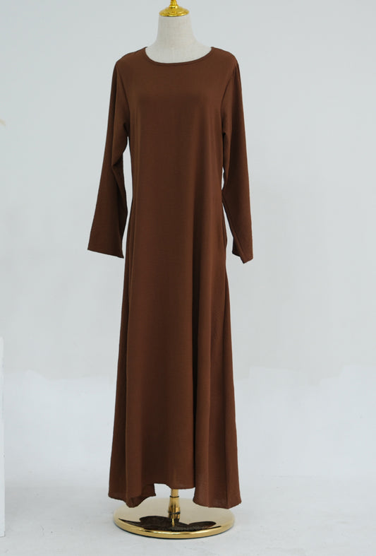 Coffee Kira loose slip dress with pockets in maxi length and with long sleeve